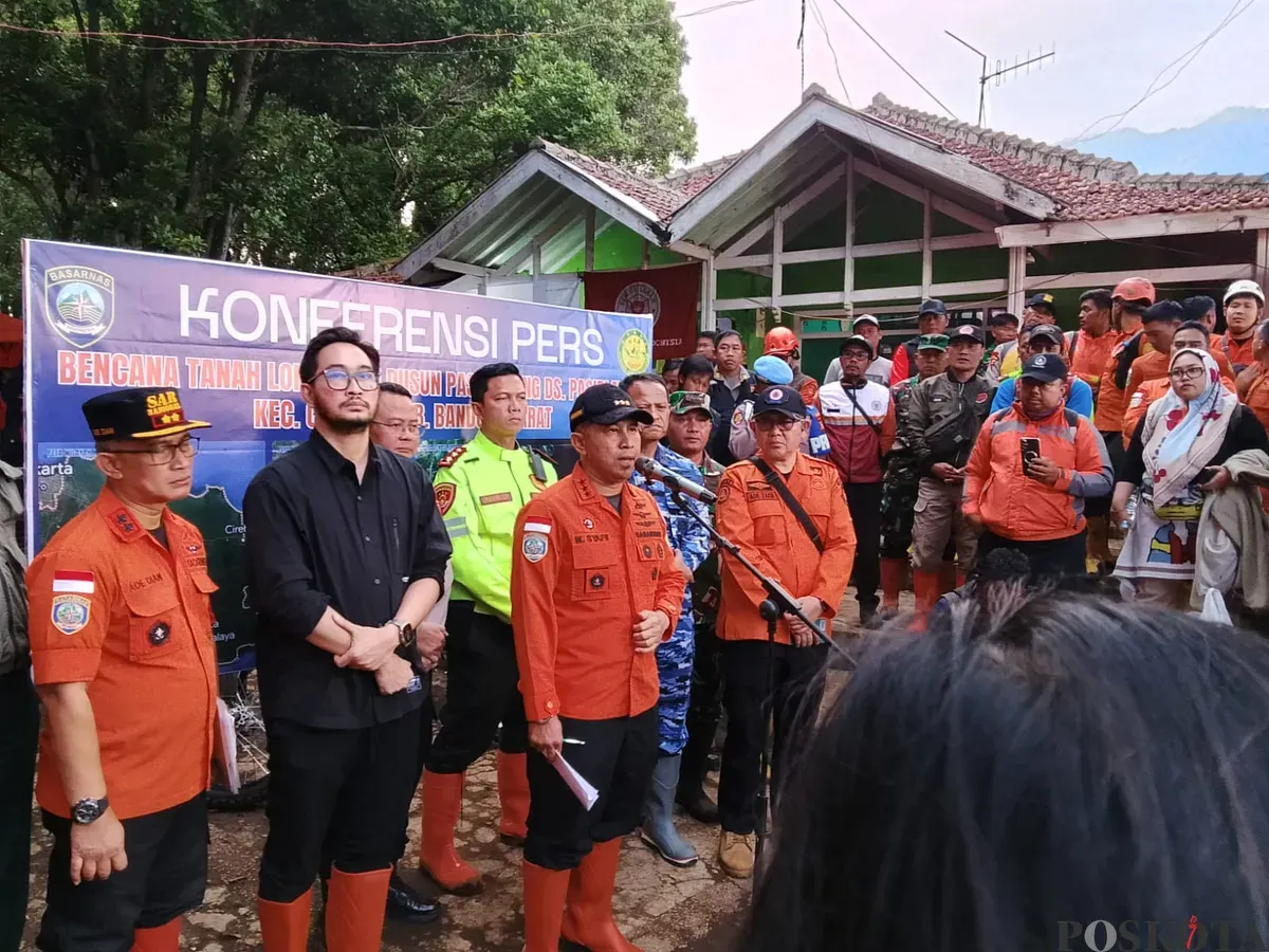 Kepala Basarnas, Marsekal Madya TNI Mohammad Syafii (tengah), berikan peryataan kepada awak media, di Cisarua Bandung Barat, Jumat 30 Januari 2026. (Sumber: Poskota/Gatot Poedji Utomo)