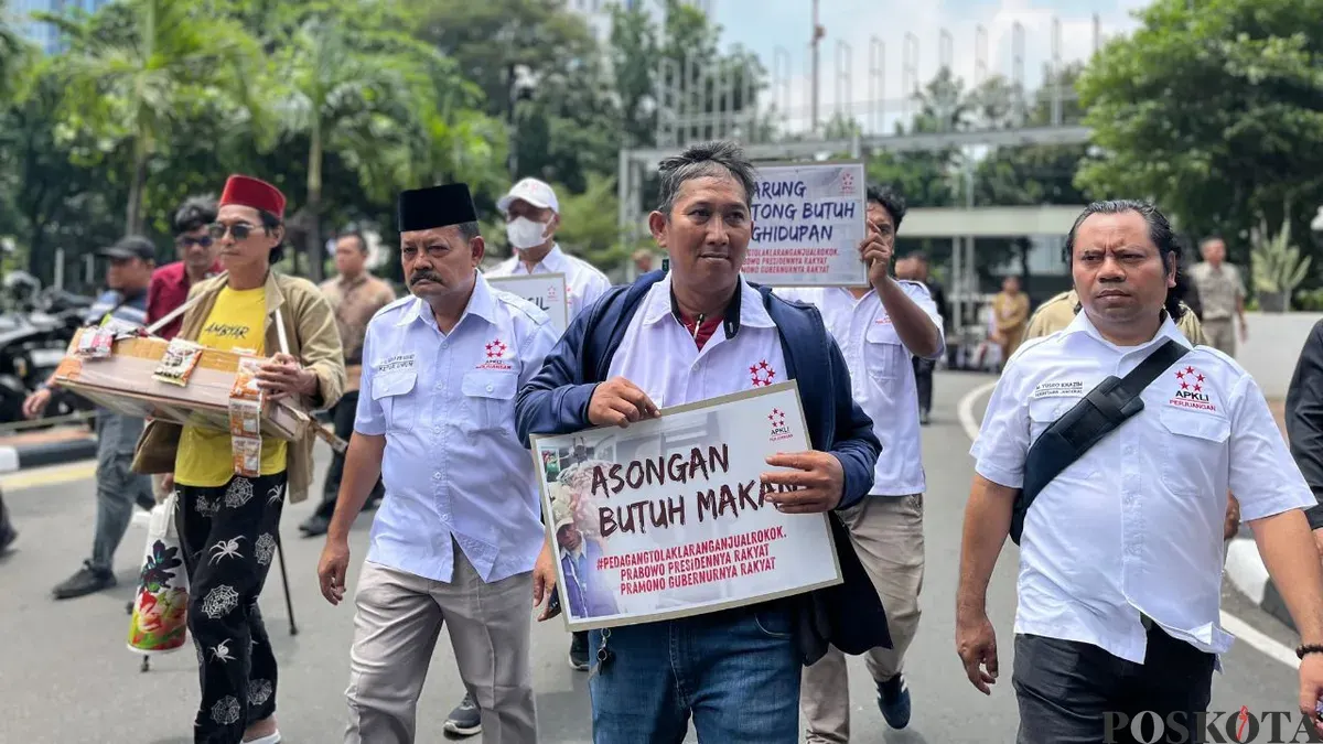 Asosiasi pedagang kaki lima bereaksi terhadap dugaan intervensi asing dalam kebijakan Kawasan Tanpa Rokok. (Sumber: Poskota/Pandi Ramedhan)