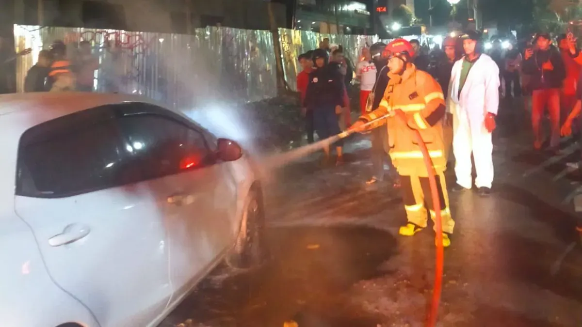 Kebakaran mobil di Kelurahan Tirtajaya, Kecamatan Sukmajaya, Kota Depok, Kamis, 29 Januari 2026. (Sumber: Dok. Damkar Kota Depok)