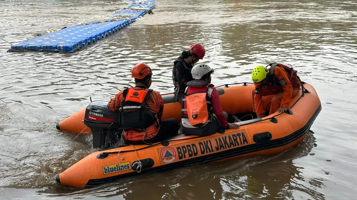 Proses pencarian pria tercebur ke Kali Cengkareng Drain, Cengkareng, Jakarta Barat, Jumat, 30 Januari 2026. (Sumber: Dok. Istimewa)
