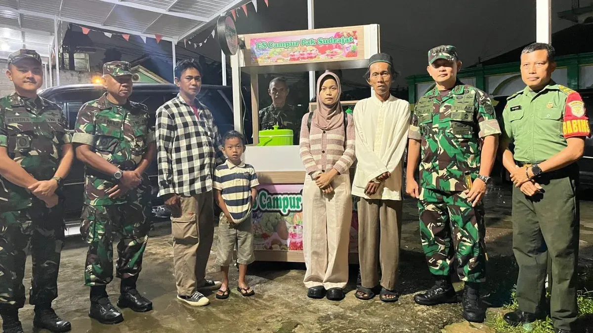 Dandim 0501/Jakarta Pusat, Kolonel Inf Ahmad Alam Budiman bersama jajaran menyerahkan bantuan gerobak kepada Ajat Sudrajat, pedagang es kue viral. (Sumber: Istimewa)