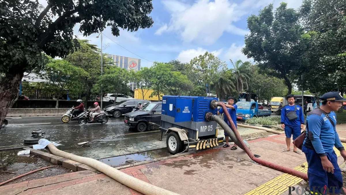 Ilustrasi petugas SDA melakukan penyedotan genangan dengan menggunakan pompa. (Sumber: Poskota/Pandi Ramedhan)