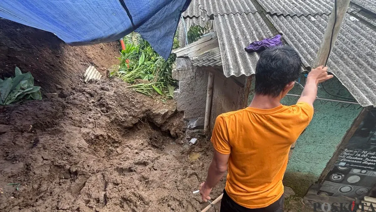 Lokasi tertimbunnya AM, korban meninggal dunia akibat tembok penahan tanah ambruk di Bogor Selatan. (Sumber: Poskota/Giffar Rivana)