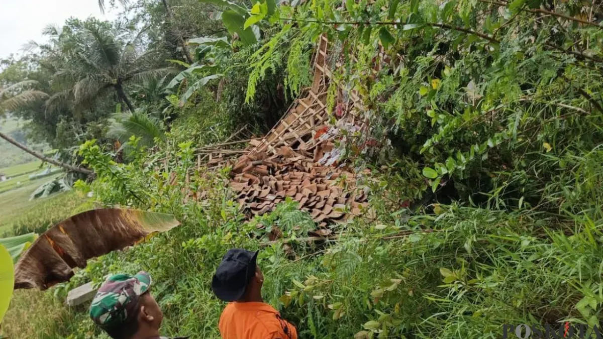 Petugas BPBD dan TNI mengecek lokasi pergeseran tanah di wilayah Sukamakmur, Kabupaten Bogor. (Sumber: Poskota/Giffar Rivana)
