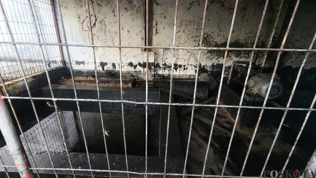 Bak penampungan oli milik PT ACML yang meluap saat banjir. (Sumber: Poskota/Veronica Prasetio)