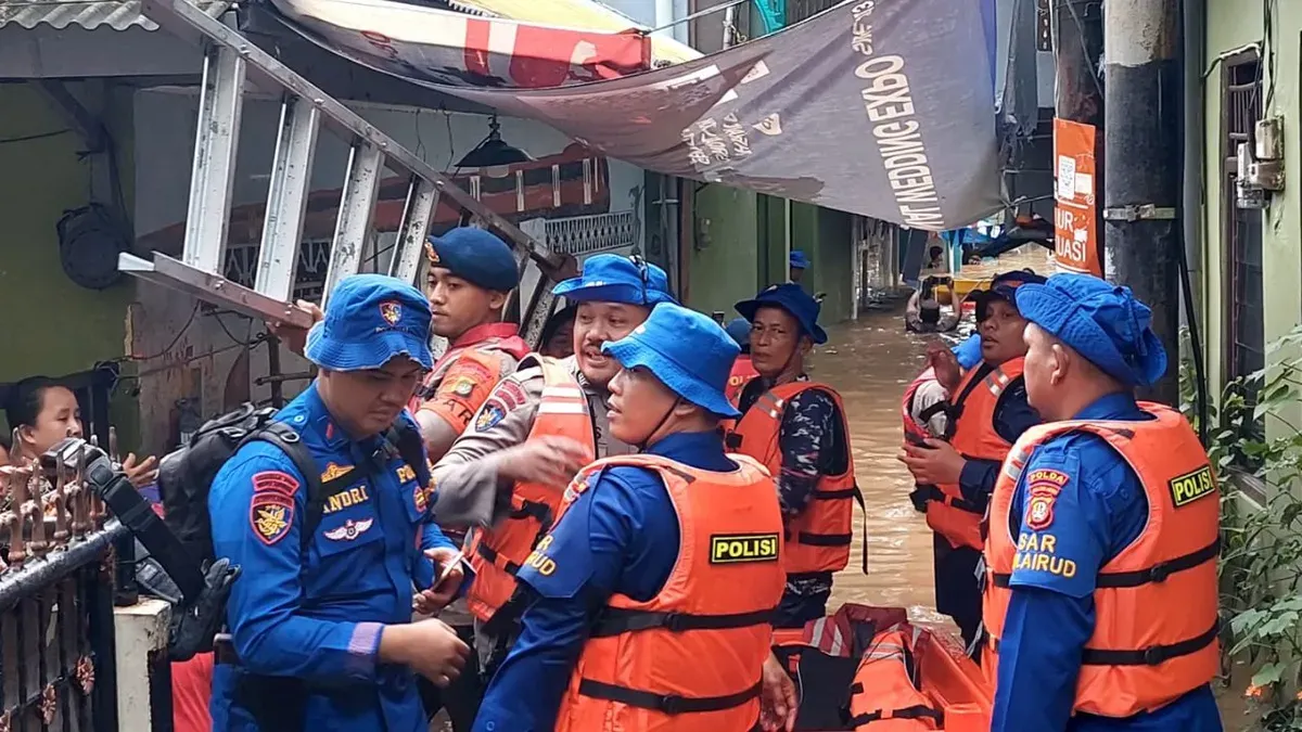 Ditpolairud Polda Metro Jaya mengerahkan Tim SAR untuk evakuasi warga korban banjir di wilayah Kebon Pala, Jakarta Timur, Jumat, 30 Januari 2026. (Sumber: Dok. Ditpolairud Polda Metro Jaya)