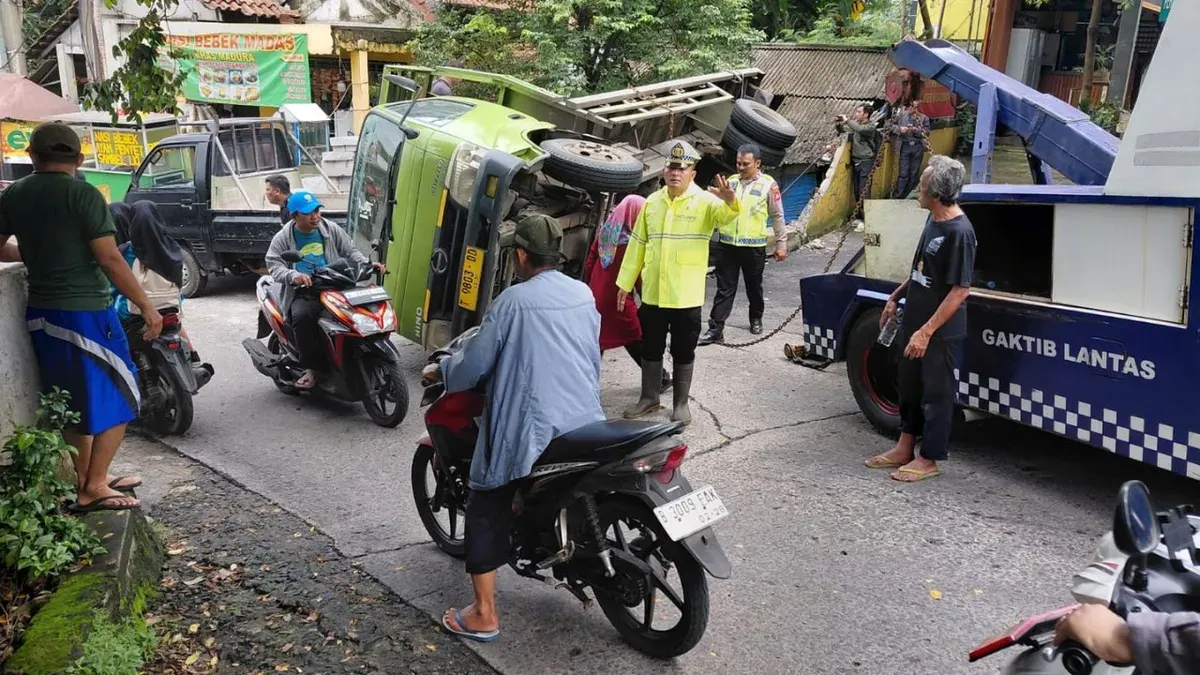 Truk terguling di Jalan Nangka, Kecamatan Tapos, Kota Depok, Jumat, 30 Januari 2026. (Sumber: Dok. Polres Metro Depok)