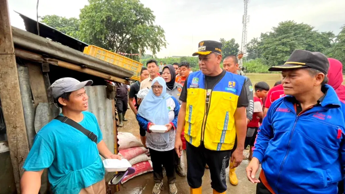 Wali Kota Bekasi, Tri Adhianto saat meninjau wilayah yang terdampak banjir. (Sumber: Istimewa)