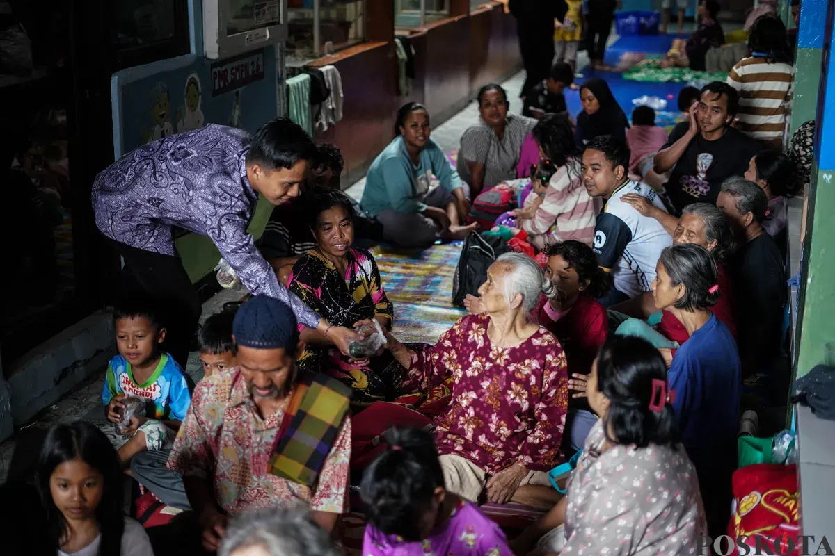 Warga terdampak banjir mengungsi di gedung SDN Kampung Melayu 01/02, Jatinegara, Jakarta Timur, Jumat, 30 Januari 2026. (Sumber: Poskota/Bilal Nugraha Ginanjar)