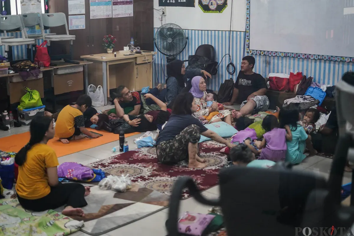 Warga terdampak banjir mengungsi di gedung SDN Kampung Melayu 01/02, Jatinegara, Jakarta Timur, Jumat, 30 Januari 2026. (Sumber: Poskota/Bilal Nugraha Ginanjar)