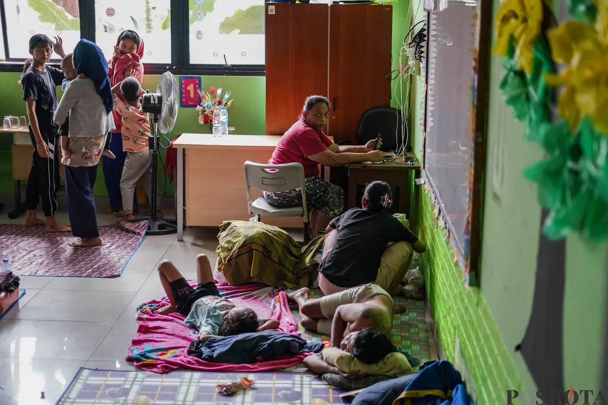 Warga terdampak banjir mengungsi di gedung SDN Kampung Melayu 01/02, Jatinegara, Jakarta Timur, Jumat, 30 Januari 2026. (Sumber: Poskota/Bilal Nugraha Ginanjar)