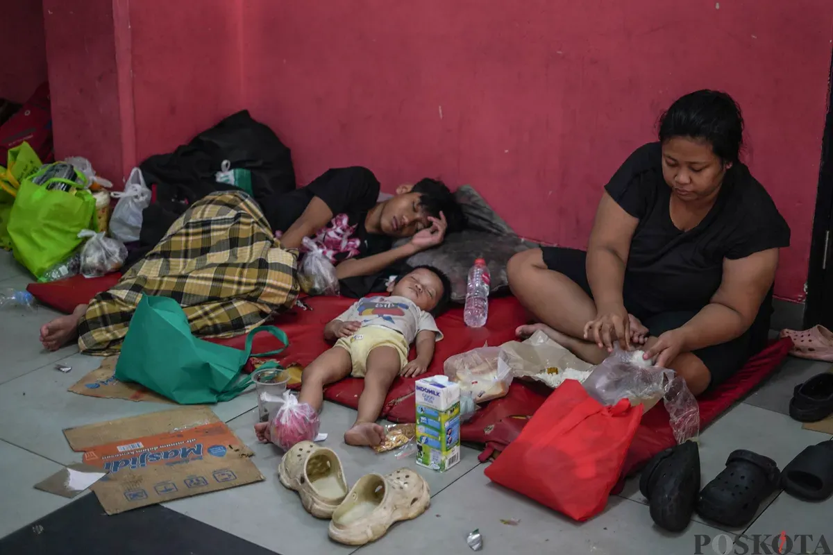 Warga terdampak banjir mengungsi di gedung SDN Kampung Melayu 01/02, Jatinegara, Jakarta Timur, Jumat, 30 Januari 2026. (Sumber: Poskota/Bilal Nugraha Ginanjar)