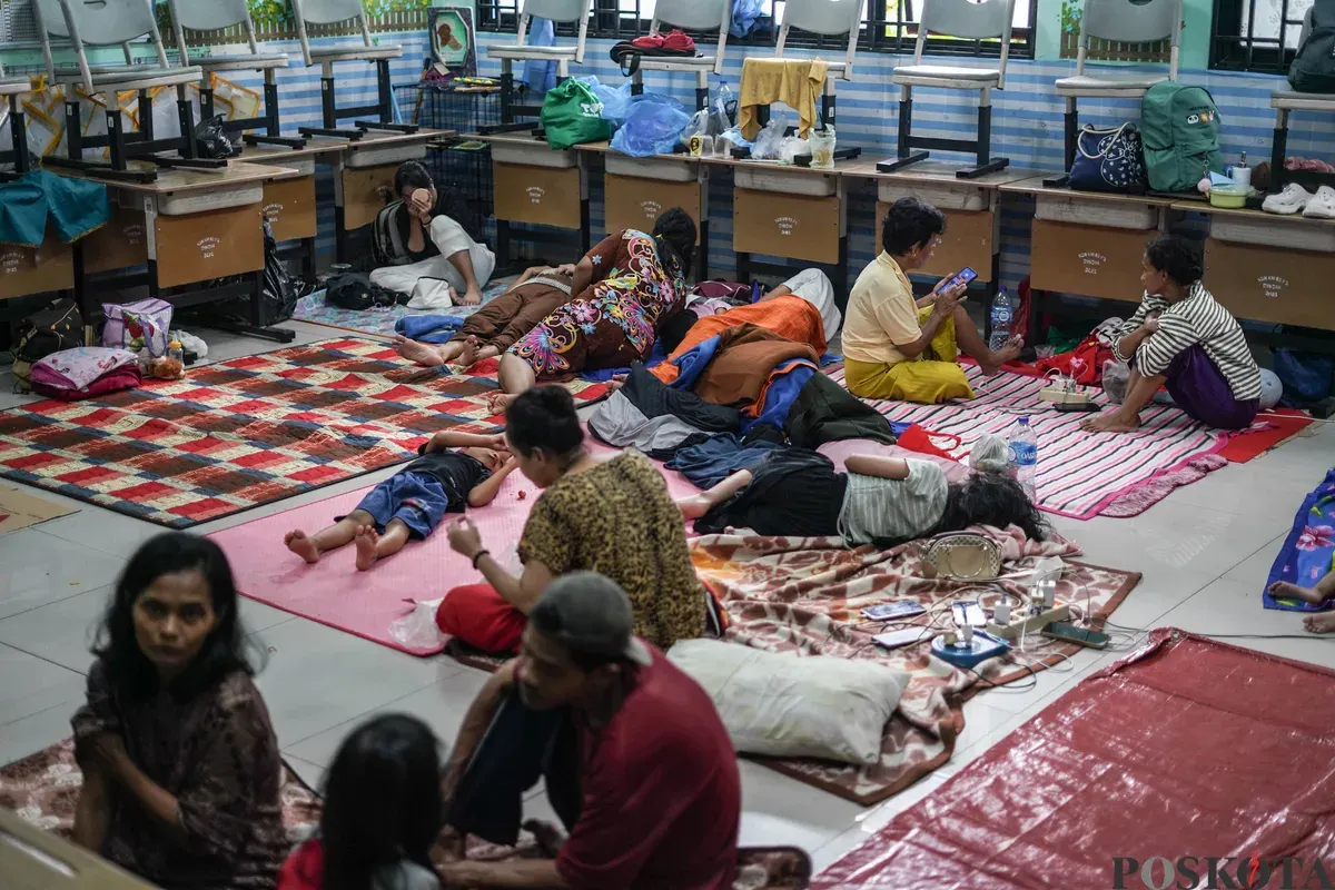 Warga terdampak banjir mengungsi di gedung SDN Kampung Melayu 01/02, Jatinegara, Jakarta Timur, Jumat, 30 Januari 2026. (Sumber: Poskota/Bilal Nugraha Ginanjar)