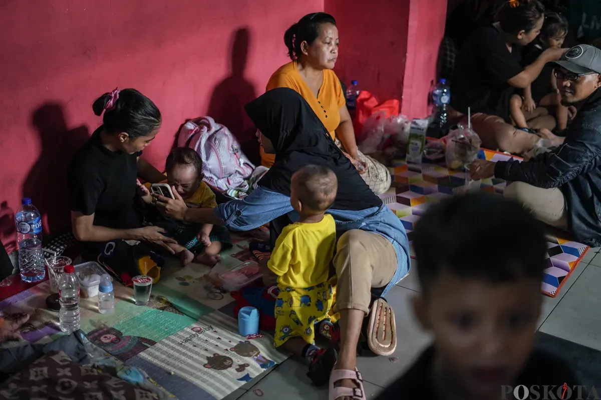 Warga terdampak banjir mengungsi di gedung SDN Kampung Melayu 01/02, Jatinegara, Jakarta Timur, Jumat, 30 Januari 2026. (Sumber: Poskota/Bilal Nugraha Ginanjar)