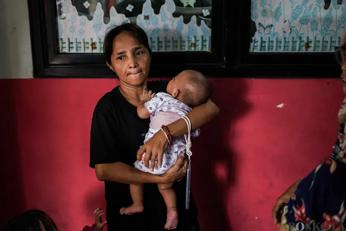 Warga terdampak banjir mengungsi di gedung SDN Kampung Melayu 01/02, Jatinegara, Jakarta Timur, Jumat, 30 Januari 2026. (Sumber: Poskota/Bilal Nugraha Ginanjar)