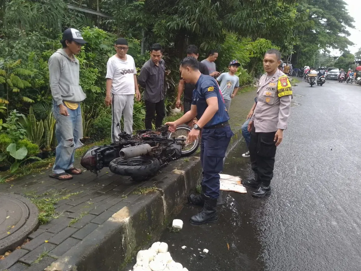 Satu unit motor matik tersisa rangka besi usai hangus terbakar akibat dugaan konsleting listrik di Sukmajaya, Kota Depok. Api berhasil dipadamkan petugas Damkar Kota Depok. (Sumber: Istimewa)