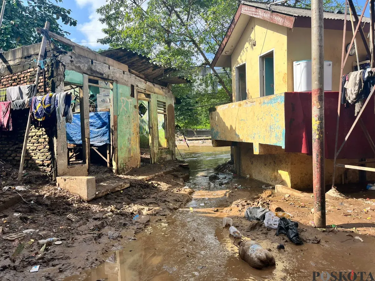 Banjir akibat luapan Kali Ciliwung di Kampung Melayu, Jakarta Timur. (Sumber: Poskota/M. Tegar Jihad)