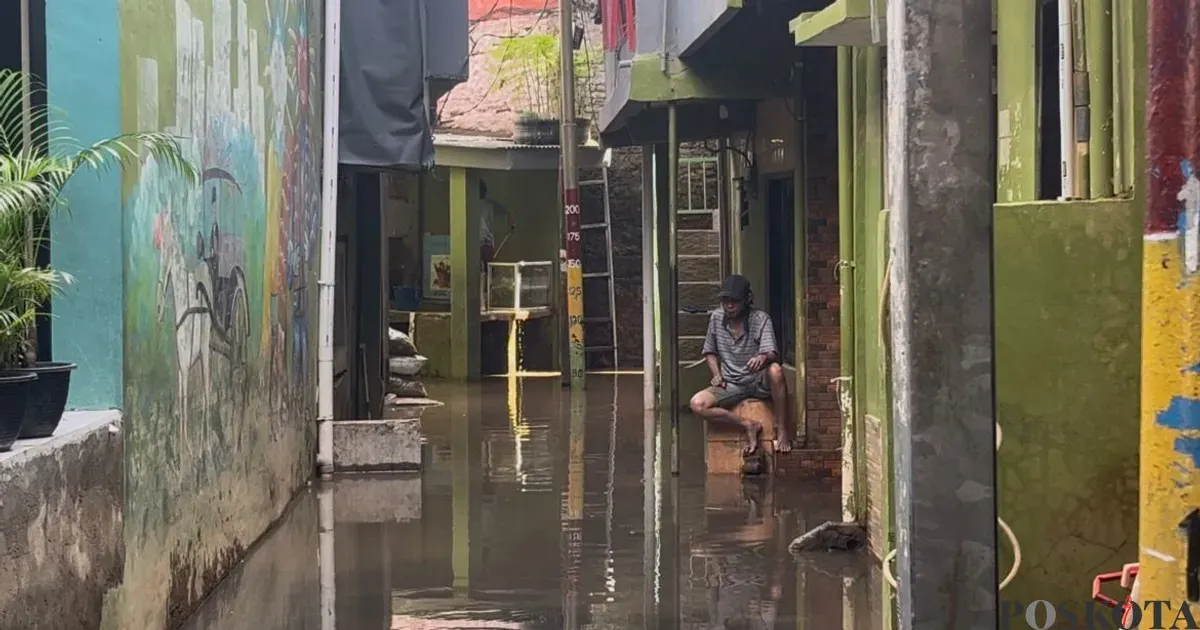 Banjir setinggi 25 cm masih menggenangi Kampung Melayu, Jakarta Timur, Sabtu, 31 Januari 2026. (Sumber: Poskota/M. Tegar Jihad)