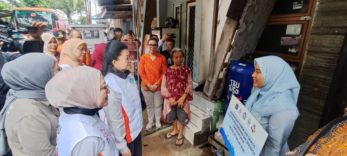 Ketua TP PKK DKI Jakarta Hani Pramono Anung bersama PAM Jaya saat membagikan toren gratis PAM Jaya kepada masyarakat. (Sumber: Istimewa)