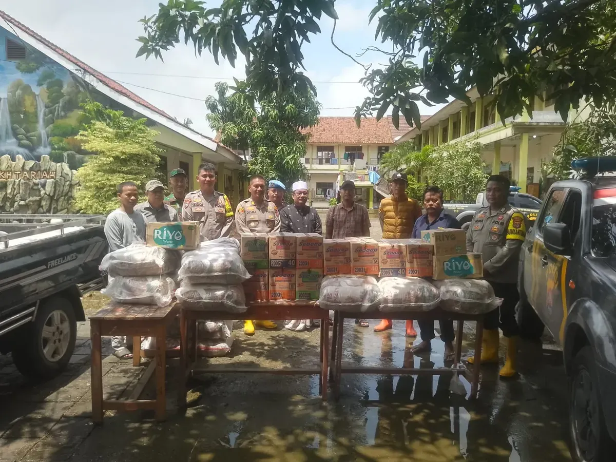 Kapolsek Carenang AKP Desma Priatna menyalurkan bantuan logistik Kapolres Serang di lokasi penampungan.