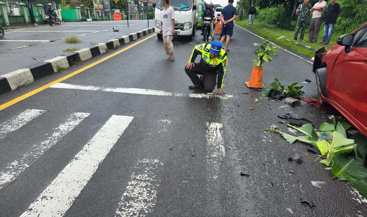Petugas Unit Gakkum tengah melakukan olah TKP lakalantas di depan gedung PT Banten. (Sumber: Istimewa)