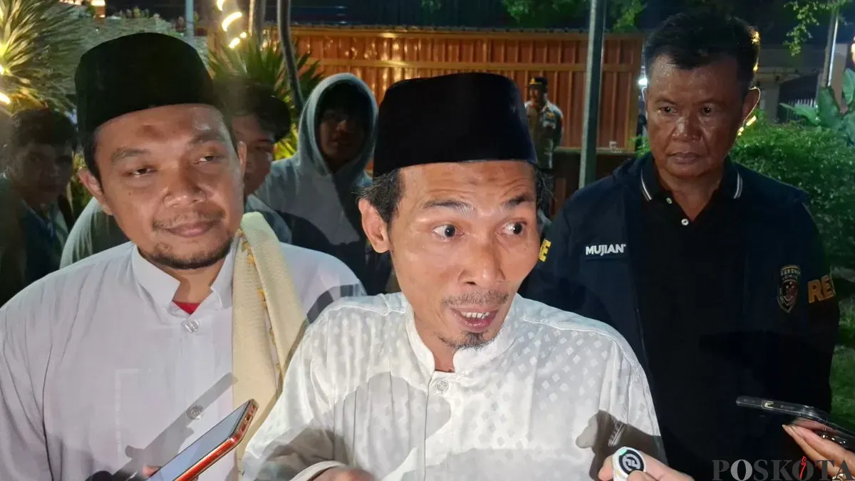 Wakil Ketua RW 02, Achmad Fauzi seusai demo di depan Kartika One Hotel Lenteng Agung, Jagakarsa, Jakarta Selatan, Jumat, 30 Januari 2026. (Sumber: Poskota/Angga Pahlevi)