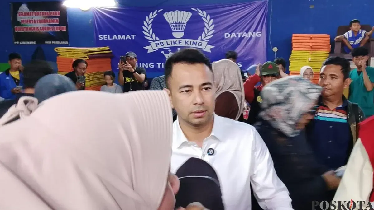 Utusan Khusus Presiden Bidang Pembinaan Generasi Muda dan Pekerja Seni, Raffi Ahmad mengunjungi posko pengungsi longsor di Desa Pasirlangu, Kecamatan Cisarua, Kabupaten Bandung Barat, Sabtu, 31 Januari 2026. (Sumber: Poskota/Gatot Poedji Utomo)
