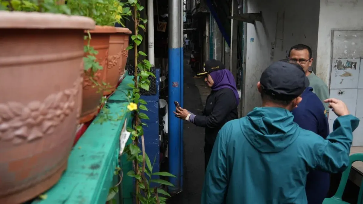 Wali Kota Jakbar, Iin Mutmainnah meninjau pembangunam septic tank komunal di Kelurahan Tomang, Kecamatan Grogol Petamburan, Jumat, 30 Januari 2026. (Sumber: Dok. Istimewa)