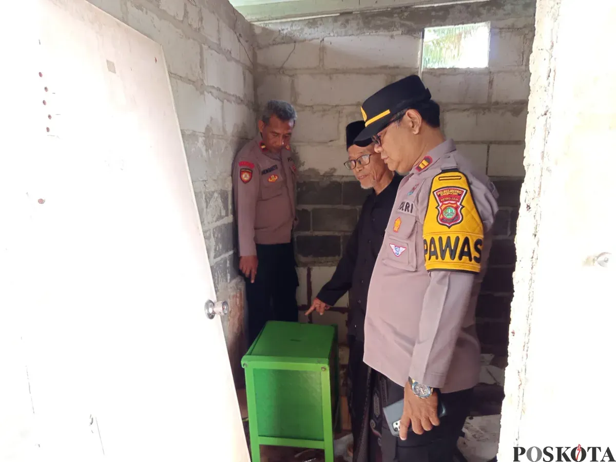 PENCURIAN - Anggota Polsek Sukmajaya di dampingi Ketua DKM Musala Al Falah, Kelurahan Kalibaru, Kecamatan Cilodong, Depok saat melakukan olah tempat kejadian perkara (TKP) pencurian kotak amal, Minggu (31/5/2026). (Sumber: angga pahlevi)