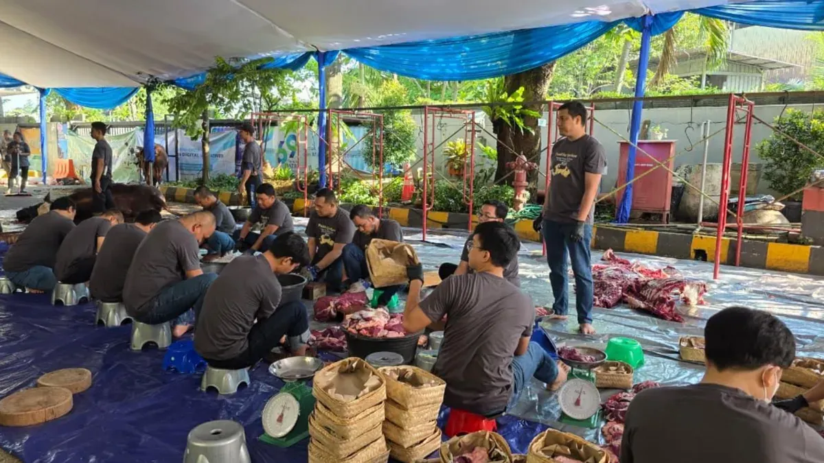 Manajemen PAMA saat menyalurkan hewan kurban kepada masyarakat di wilayah ring 1 Head Office (HO) PAMA. (Sumber: Istimewa)
