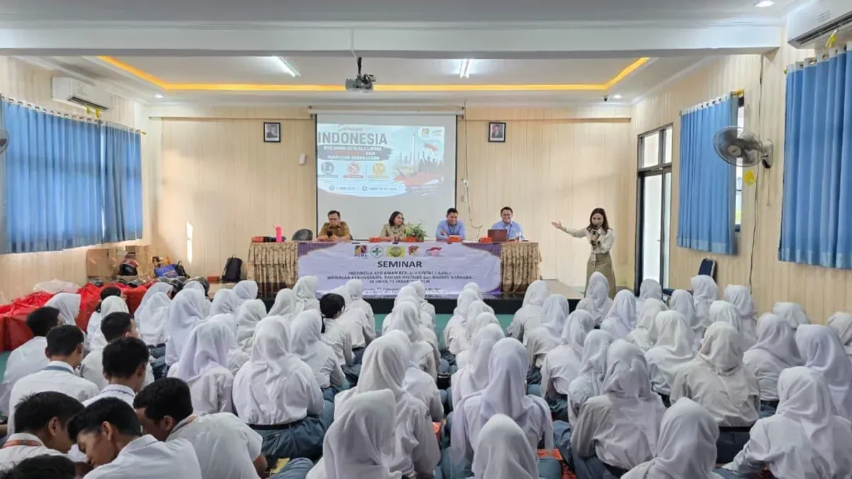 Manajemen PAMA saat menggelar kegiatan sosialisasi Indonesia Ayo Aman Berlalu Lintas (IAABL) yang dipadukan dengan edukasi Wawasan Kebangsaan dan Bahaya Narkoba di SMKN 71 Jakarta, Jatinegara, Jakarta Timur. (Sumber: Istimewa)