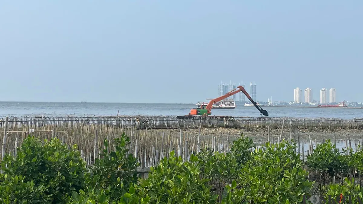 Alat berat berupa eksavator sedang mengeruk sampah di perairan Teluk Jakarta tepatnya perairan Muara Angke, Penjaringan, Jakarta Utara, Kamis, 4 Juni 2026. (Sumber: Poskota/ Pandi Ramedhan)