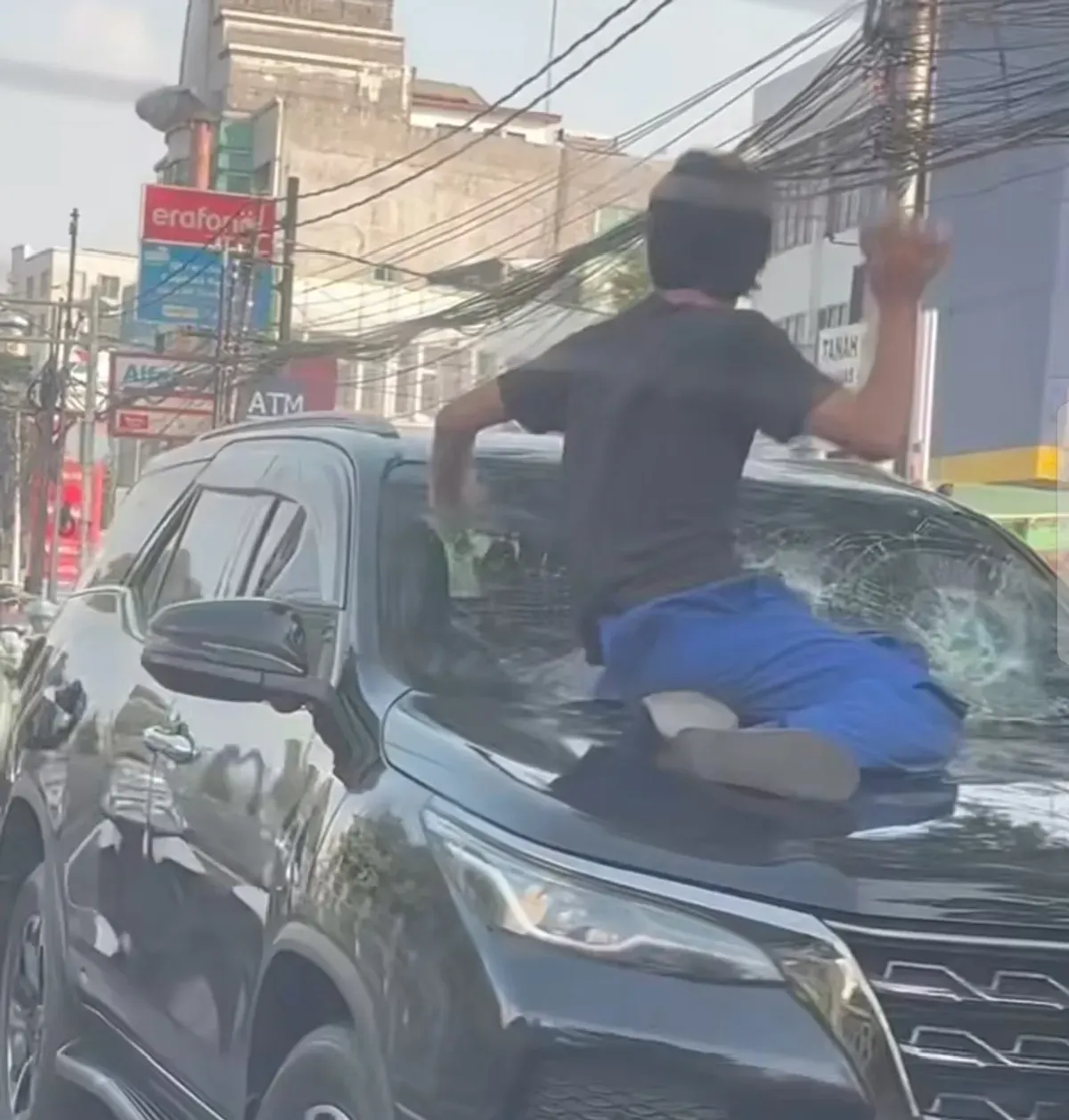 Sebuah video pengerusakan mobiI Toyota Fortuner di kawasan Tanah Abang, Jakarta Pusat, viraI di media sosiaI. (Sumber: Istimewas)