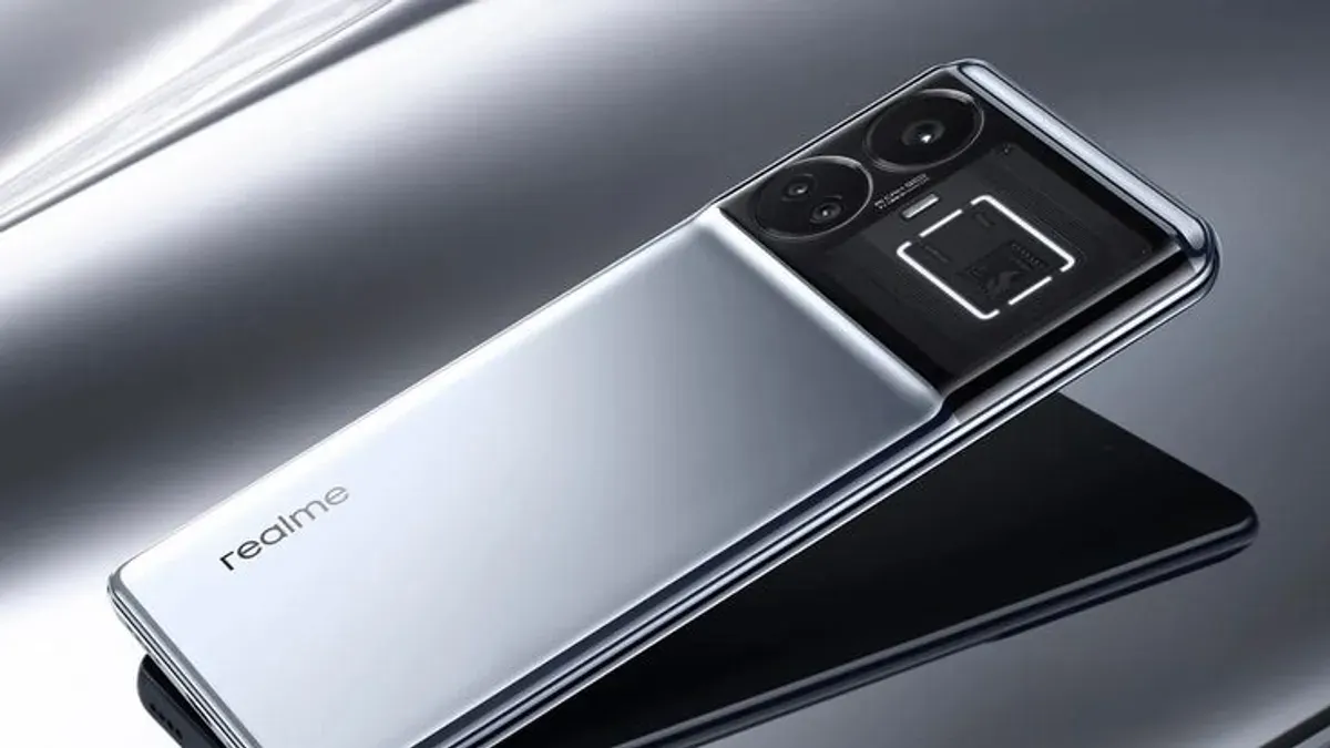 Ilustrasi smartphone modern dengan fitur AI generatif. Meningkatnya pemrosesan AI langsung di perangkat membuat kebutuhan RAM pada ponsel terus bertambah, dengan kapasitas 12GB mulai dianggap sebagai standar baru pada 2026. (Sumber: Pinterest)