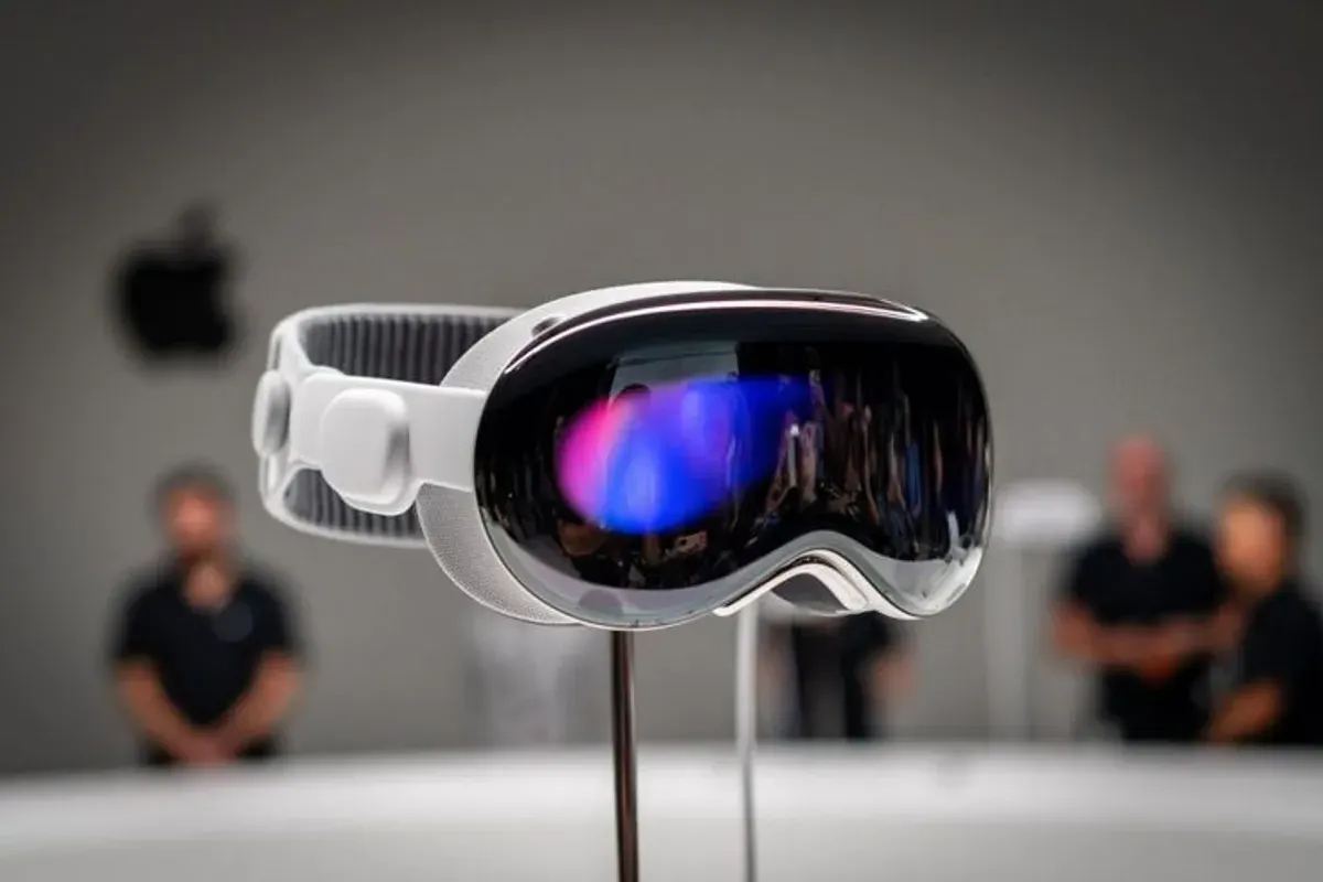 Ilustrasi perangkat Vision Pro dan konsep kacamata pintar Apple. Perusahaan dikabarkan mengalihkan fokus pengembangan dari headset mixed reality menuju smart glasses berbasis AI yang dinilai lebih berpotensi diterima pasar massal. (Sumber: Dok/Apple)
