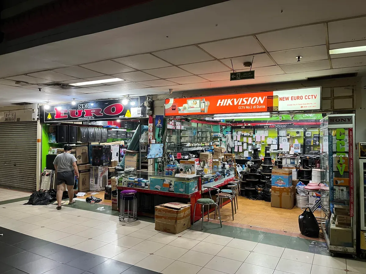 Pedagang elektronik di Pasar Glodok, Tamansari, Jakarta Barat, sedang merapihka dagangan bersiap untuk menutup toko, Minggu, 7 Juni 2026. (Sumber: Poskota | Foto: Pandi Ramedhan)