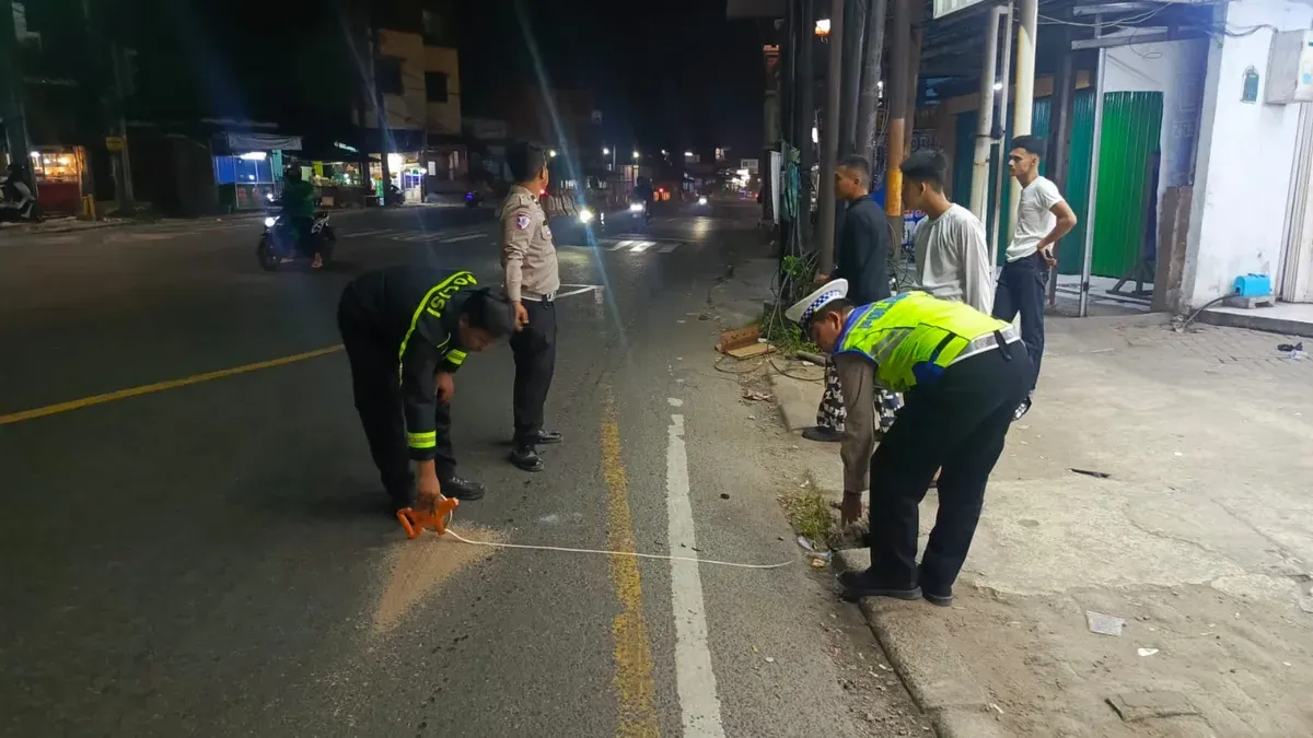 Petugas Satlantas Polresta Tangerang melakukan olah Tempat Kejadian Perkara (TKP) kecelakaan maut di Jalan Raya Serang KM 20, Cikupa, Kabupaten Tangerang , Senin (8/6/2026) maiam. (Sumber: Satlantas Polresta Tangerang)