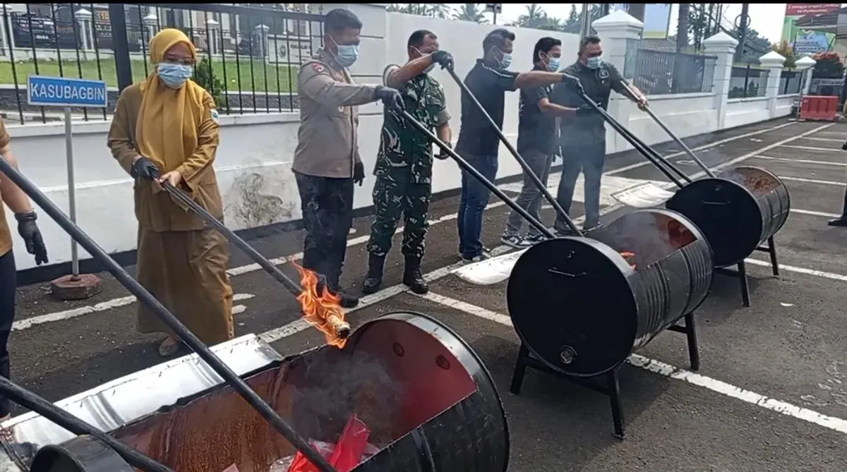 Jajaran Kejari Pandeglang saat melakukan pemusnahan barang bukti tindak pidana dengan cara dibakar, Selasa (9/6/2026). (Sumber: Poskota | Foto: Samsul Fatoni)