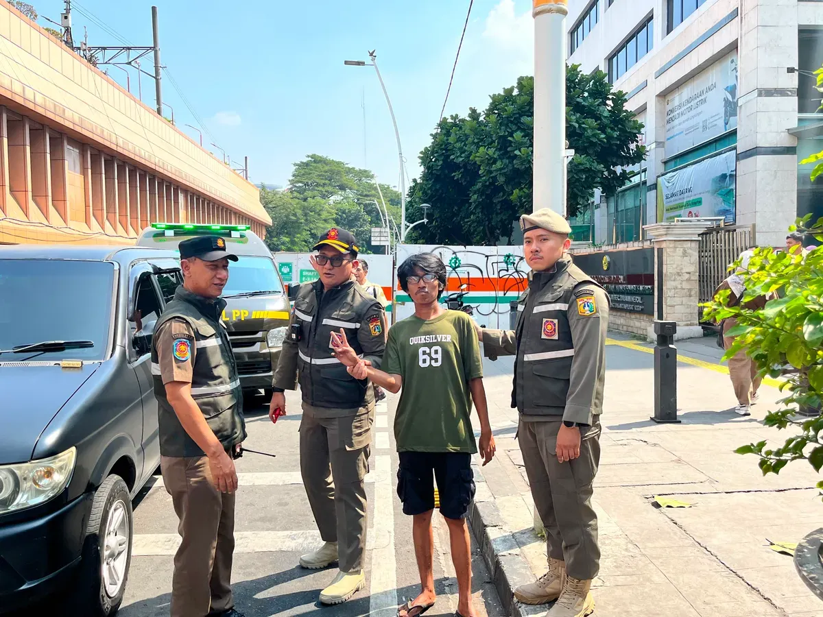 Sony, 32 tahun, diamankan Satpol PP DKI Jakarta saat mengatur arus kendaraan di kawasan pertigaan Cikini, Jakarta Pusat, Senin (8/6/2026). (Sumber: Poskota | Foto: M. Tegar Jihad)