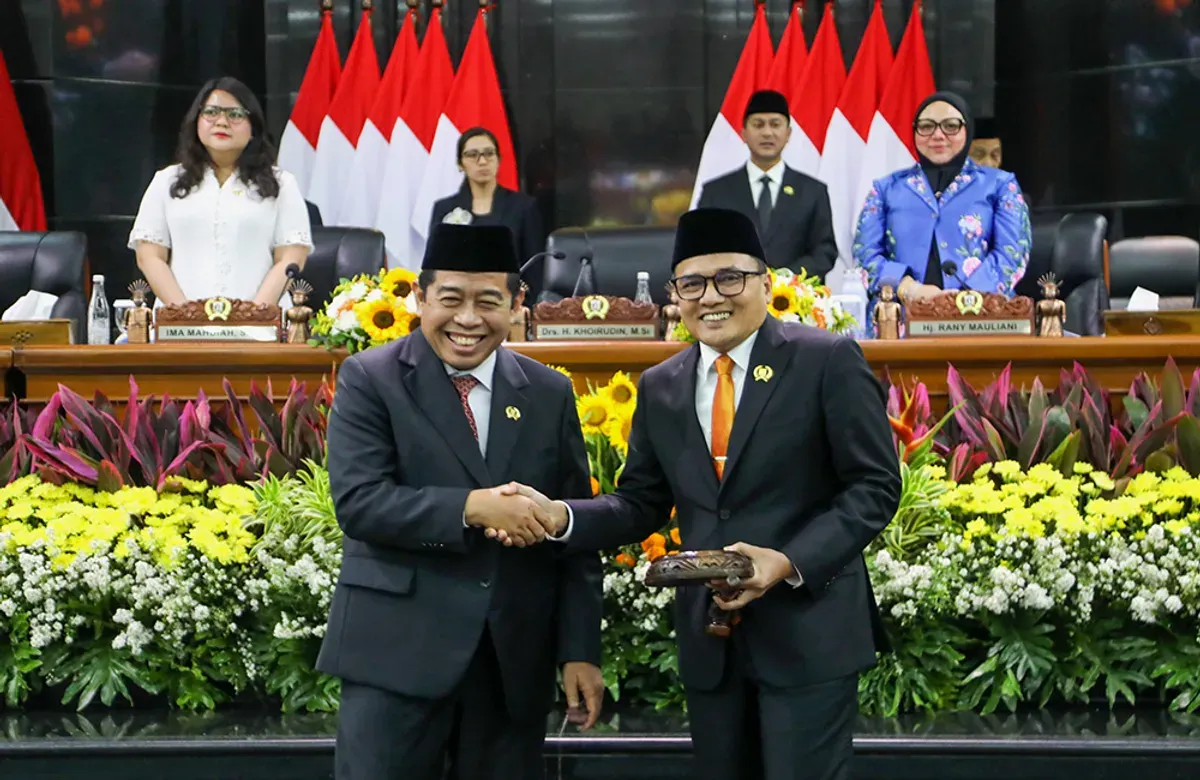 Khoirudin berjabat tangan dengan Suhud Alynudin menggantikan dirinya sebagai Ketua DPRD DKI Jakarta usai rapat paripurna di Gedung DPRD DKI Jakarta, Senin (8/6/2026). (Sumber: dprd dki jakarta)