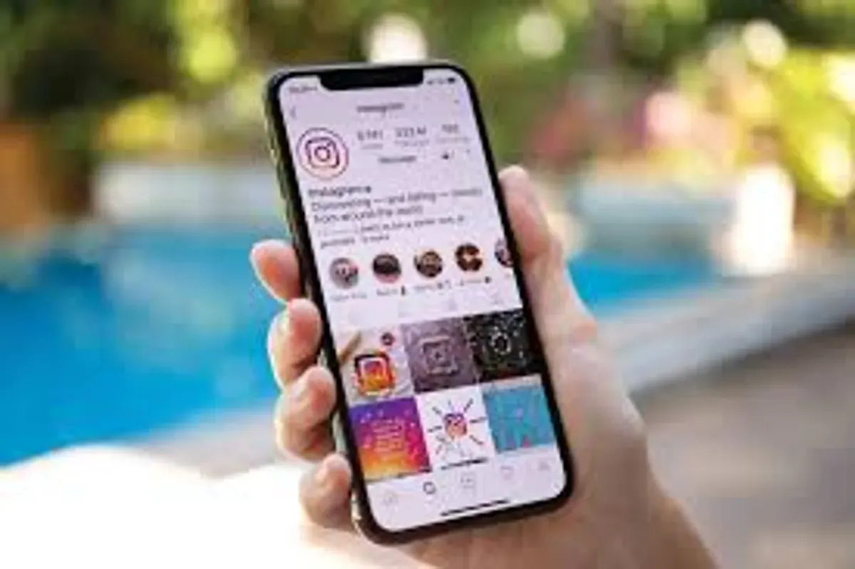 Ilustrasi tampilan aplikasi Instagram dengan fitur premium Instagram Plus yang menawarkan Story lebih lama, Ghost Mode, serta berbagai opsi personalisasi untuk pengguna aktif dan kreator konten. (Sumber: Creative Commons)