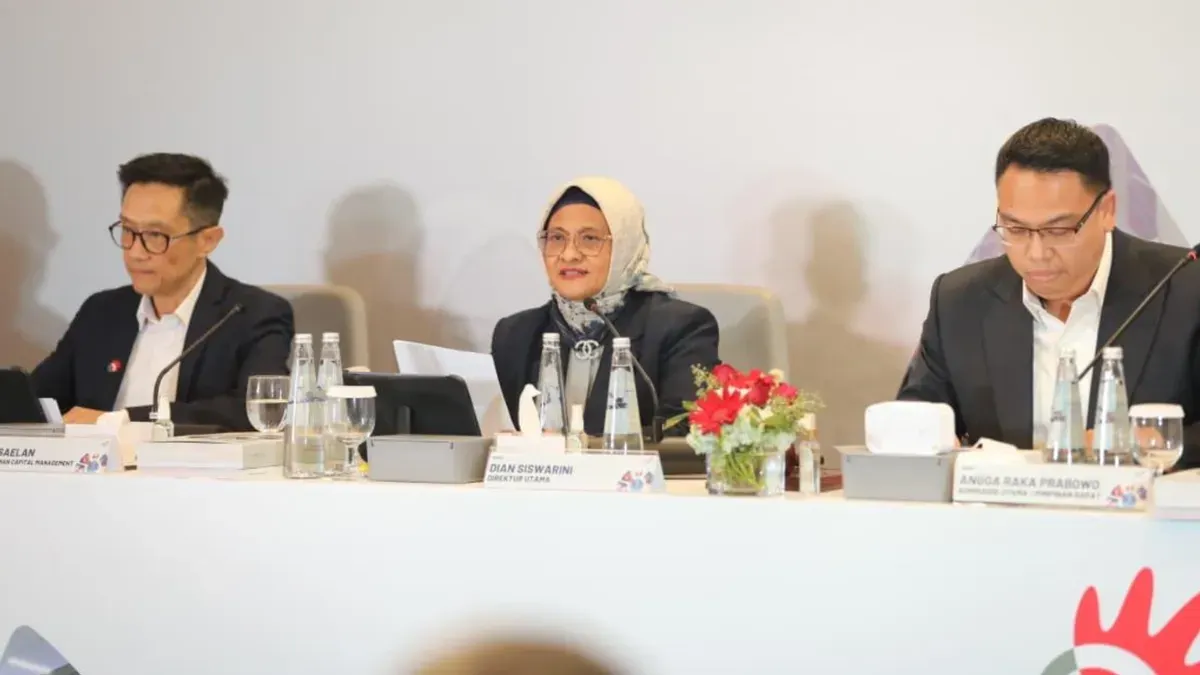 Komisaris Utama Telkom Angga Raka Prabowo (paling kanan), Direktur Utama Telkom Dian Siswarini (tengah), Direktur Human Capital Management Telkom Willy Saelan (paling kiri) dalam agenda RUPS Tahunan tahun buku 2025. (Sumber: Istimewa)