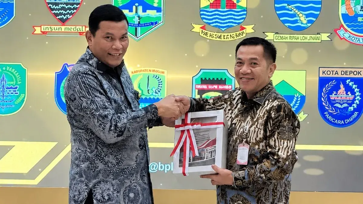Bupati Karawang, Aep Syaepuloh menerima opini WTP dari BPK atas LKPD Tahun 2025 di Kantor BPK Jawa Barat, Kota Bandung, Selasa, 9 Juni 2026. (Sumber: Dok. Istimewa)