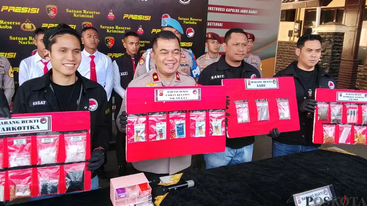Wakapolres Cimahi, Kompol Zulkarnaen menunjukan barang bukti narkotika ketamin cair di Mapolres Cimahi, Rabu, 10 Juni 2026. (Sumber: Poskota/Gatot Poedji Utomo)
