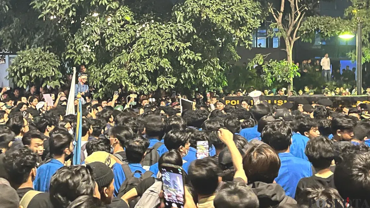 Massa aksi yang hendak berunjuk rasa di kawasan Bunderan HI, Jakarta Pusat, tertahan di kawasan Jalan Jenderal Sudirman, Jumat, 12 Juni 2026.(Sumber: Poskota/ Pandi Ramedhan)