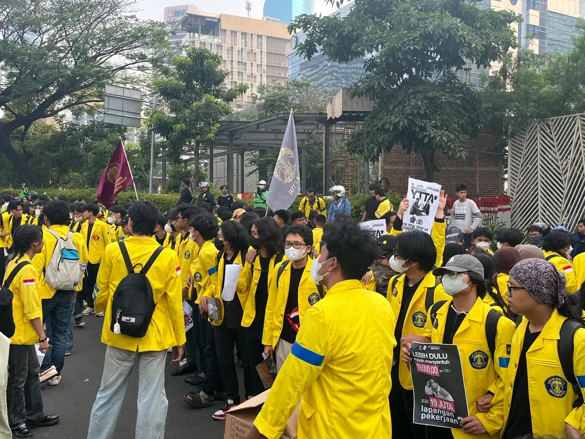 Massa aksi mahasiswa yang hendak berunjuk rasa di kawasan Bunderan HI, Jakarta Pusat, tertahan di kawasan Jalan Jenderal Sudirman, Jumat (12/6/2026). (Sumber: Poskota | Foto: Pandi Ramedhan)