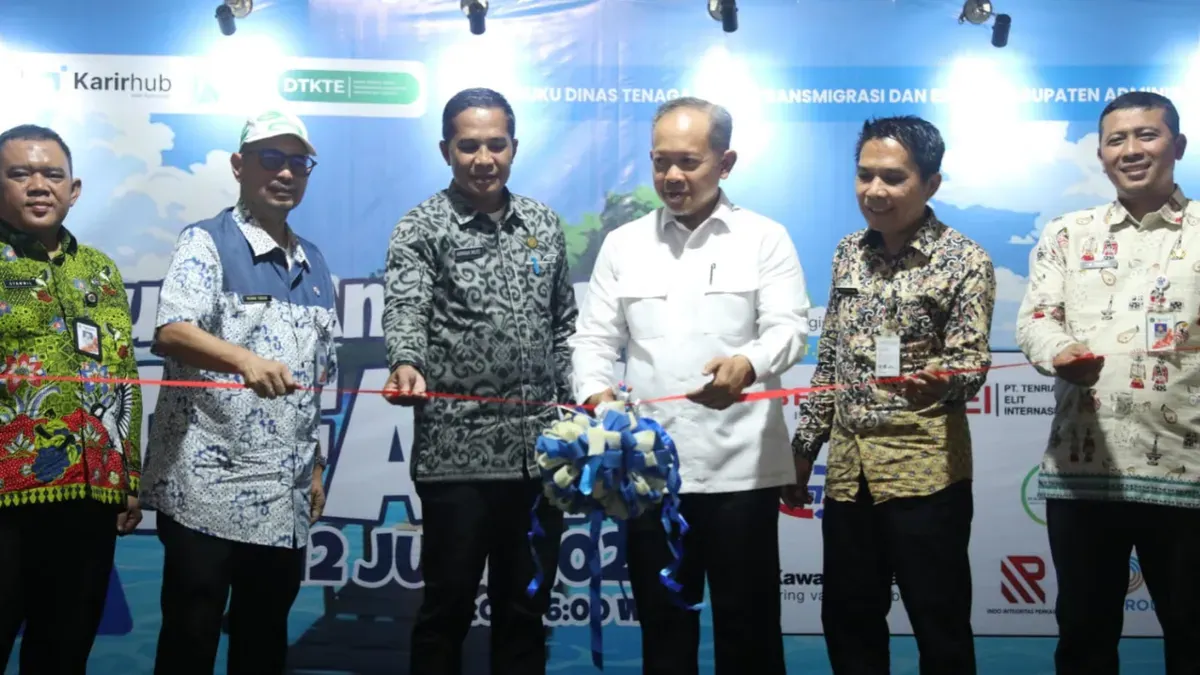 Bupati Kepulauan Seribu, Muhammad Fadjar Churniawan saat membuka Job Fair 2026 di SMKN 61 Jakarta, Pulau Tidung, Kepulauan Pulau Tidung, Kepulauan Seribu Selatan. (Sumber: Kominfo Kepulauan Seribu)