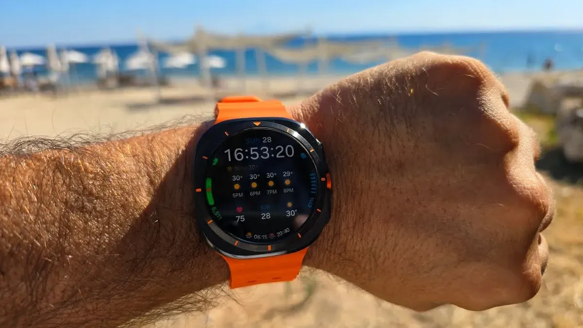 Bocoran Samsung Galaxy Watch Ultra 2 mengungkap peningkatan kapasitas baterai hingga 35 persen serta penggunaan chipset Snapdragon Wear Elite yang diklaim lebih hemat daya dan bertenaga. (Sumber: Youtube/@Velian Spech Tech)