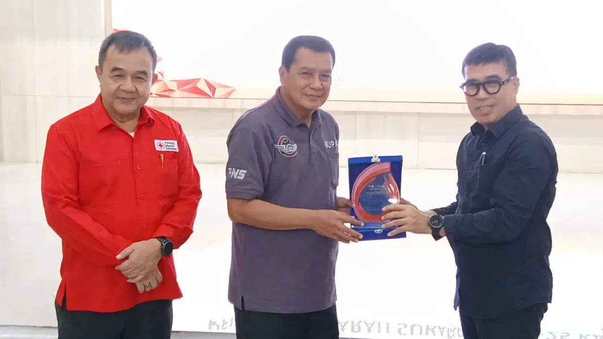 Potret Bupati Tangerang, Maesyal Rasyid saat memberikan apresiasi terhadap pendonor darah. (Sumber: Istimewa)