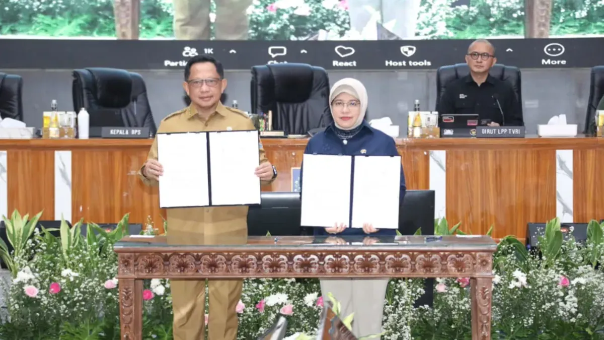 Menteri Dalam Negeri (Mendagri) Muhammad Tito Karnavian (kiri) bersama Kepala Badan Pusat Statistik (BPS) Amalia Adininggar Widyasanti (kanan) menandatangani Surat Edaran Bersama (SEB). (Sumber: Istimewa)